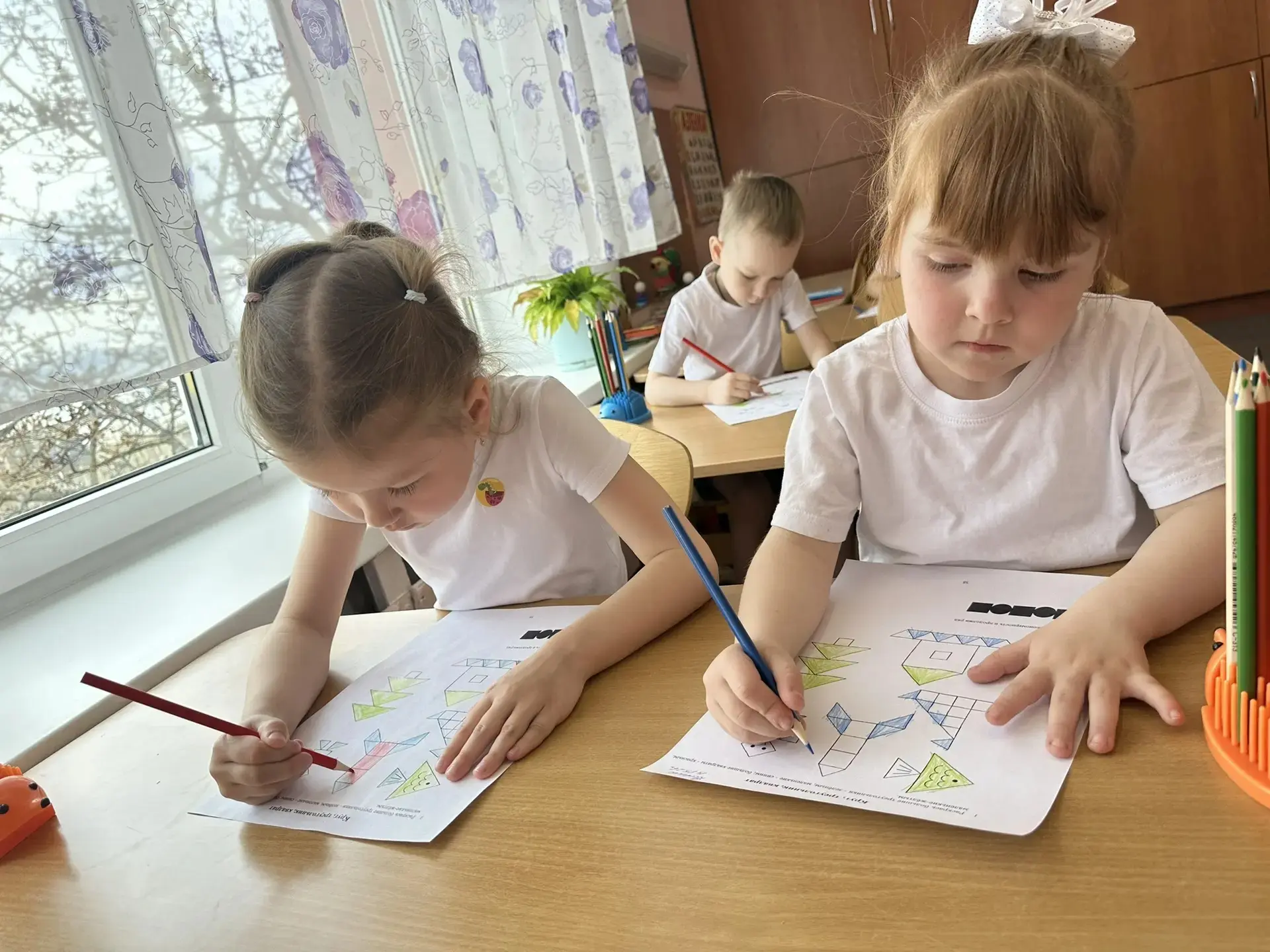 На занятии по формированию элементарных математических представлений у детей старшей гр...
