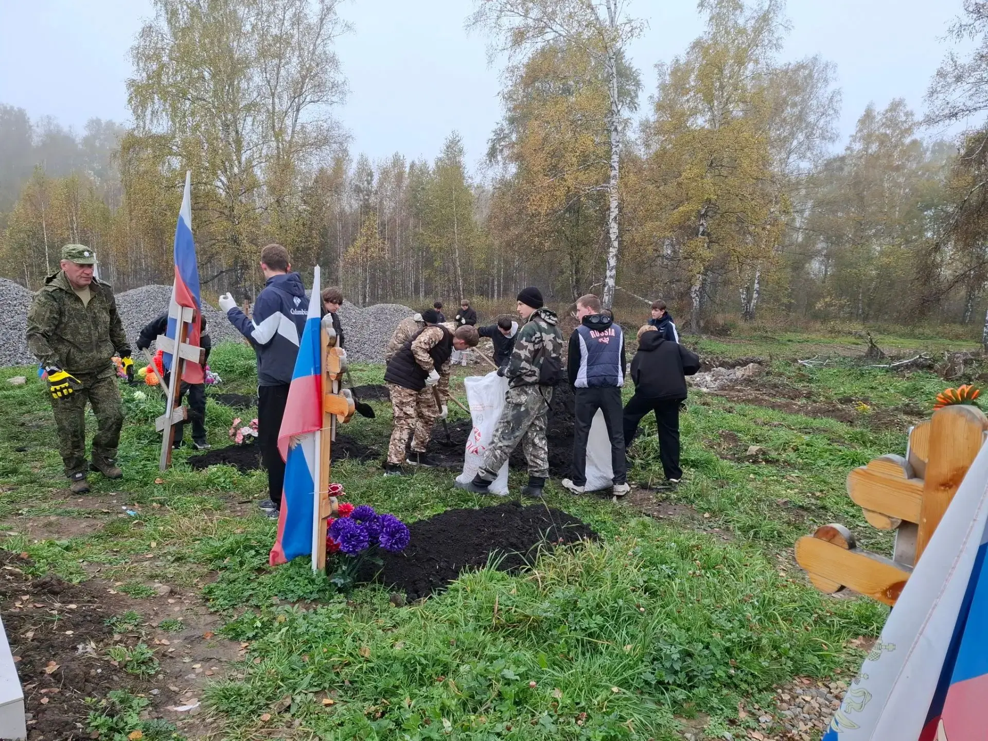 По инициативе Ассоциации ветеранов СВО Прокопьевска на воинском захоронении поселка Выс...