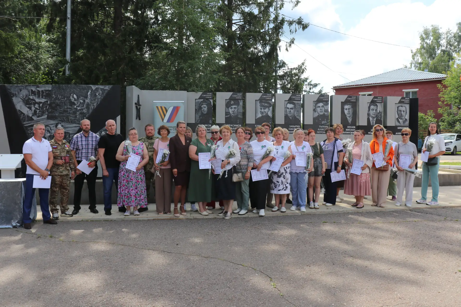 Сегодня в парке «Победа» у мемориального комплекса воинам-землякам, погибшим в годы Великой Отечеств
