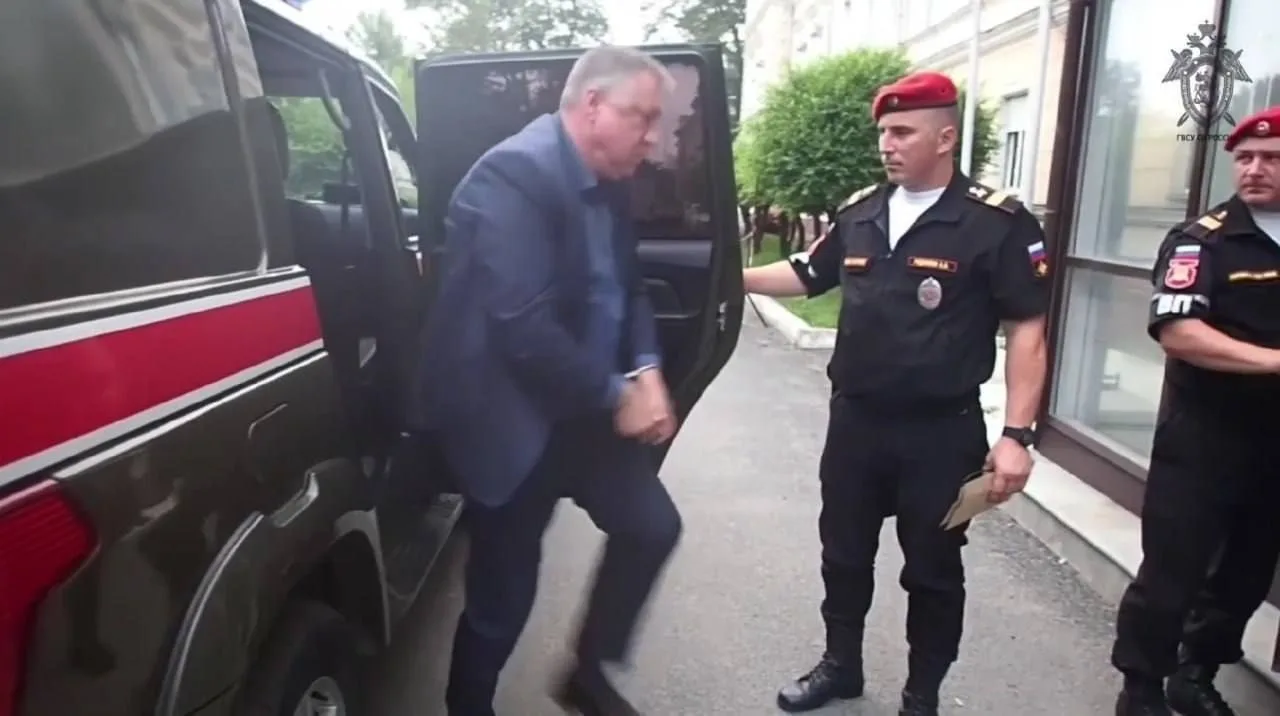 Директора УК Первореченского района Виктора Брожко отправили под арест.