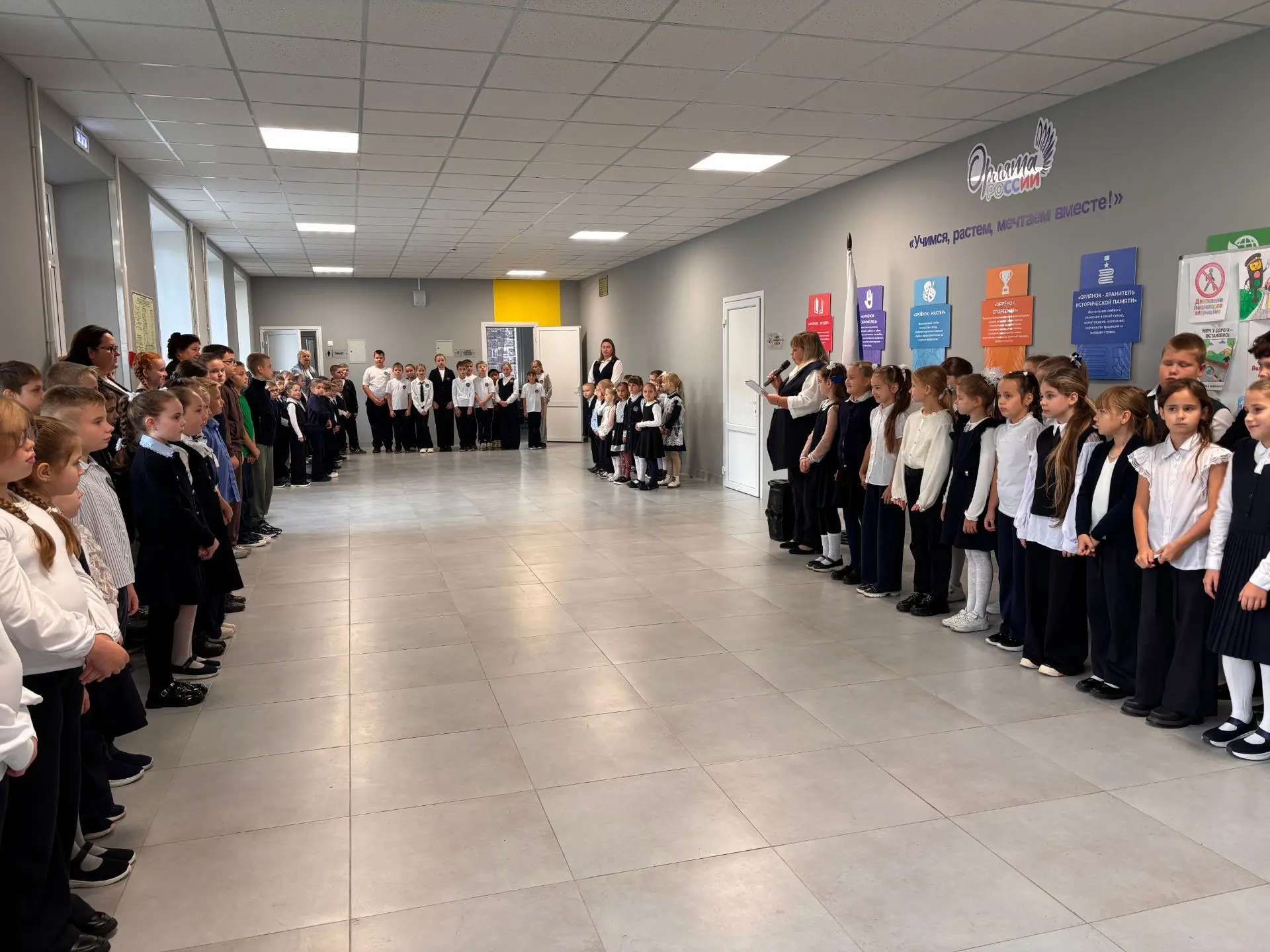 📍 Сегодня в нашей школе прошла традиционная линейка, которая собрала в учеников началь...