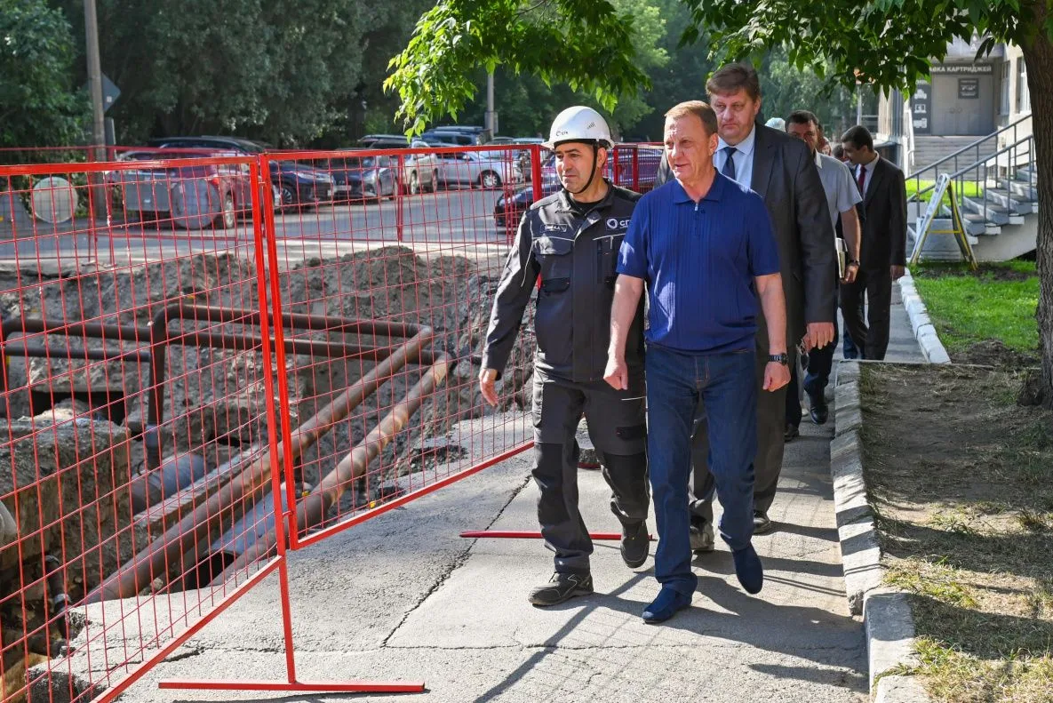 Глава города Вячеслав Франк проконтролировал ход работ по реконструкции теплосети на ул...
