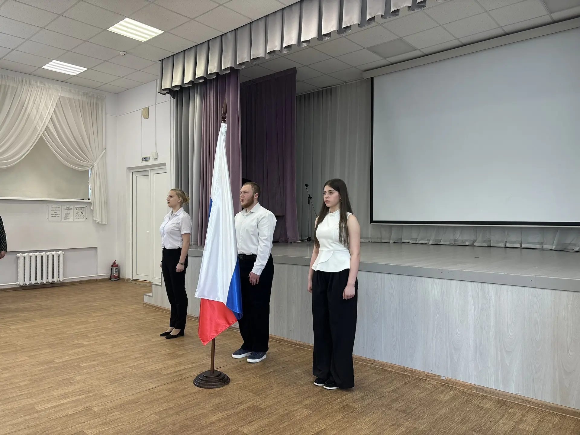 #СОБЫТИЯИНОВОСТИШКОЛЫ27 Начало новой учебной недели 🎓 🇷🇺Традиционно неделя стартовала с торжественно