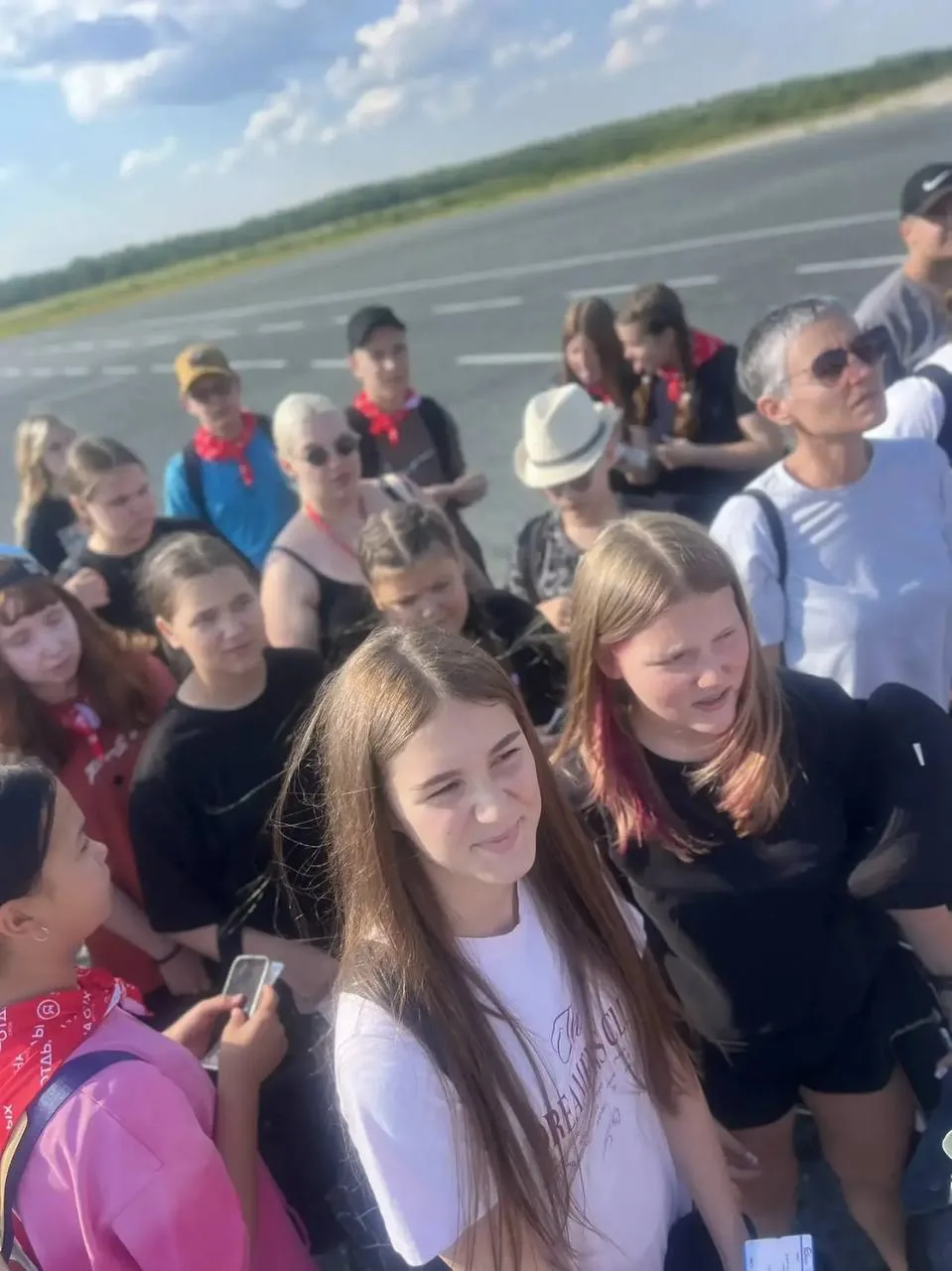 🛫 Очередная группа детей из Ноябрьска отправилась на отдых в лагерь