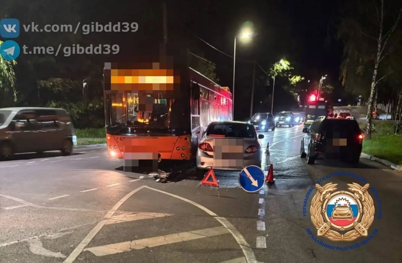 💥 В Калининграде автомобиль врезался в автобус