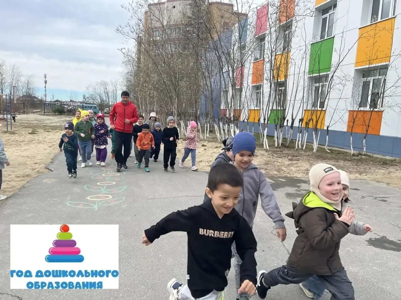 🏃‍♀️🏃‍♂️ БЕГОМ ЗА ПОЗИТИВОМ
Сегодня наш детский сад отметил Всемирный день бега — и это было по‑на
