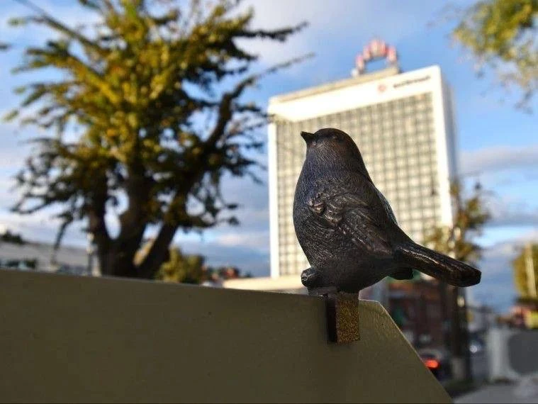 🐦 Верстовой столб в сквере Языковых дополнили новыми деталями.