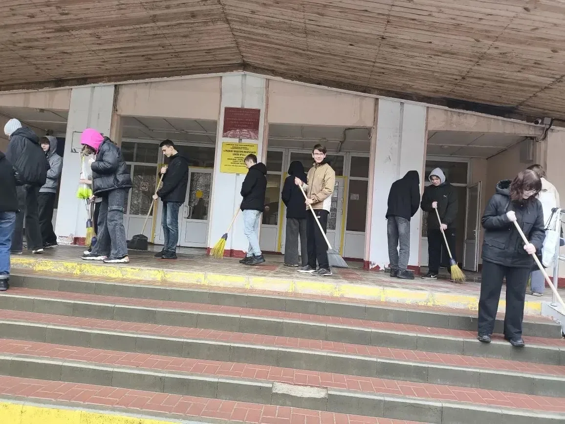 🌿 В рамках весеннего месячника по благоустройству территории города на базе нашей школы созданы труд