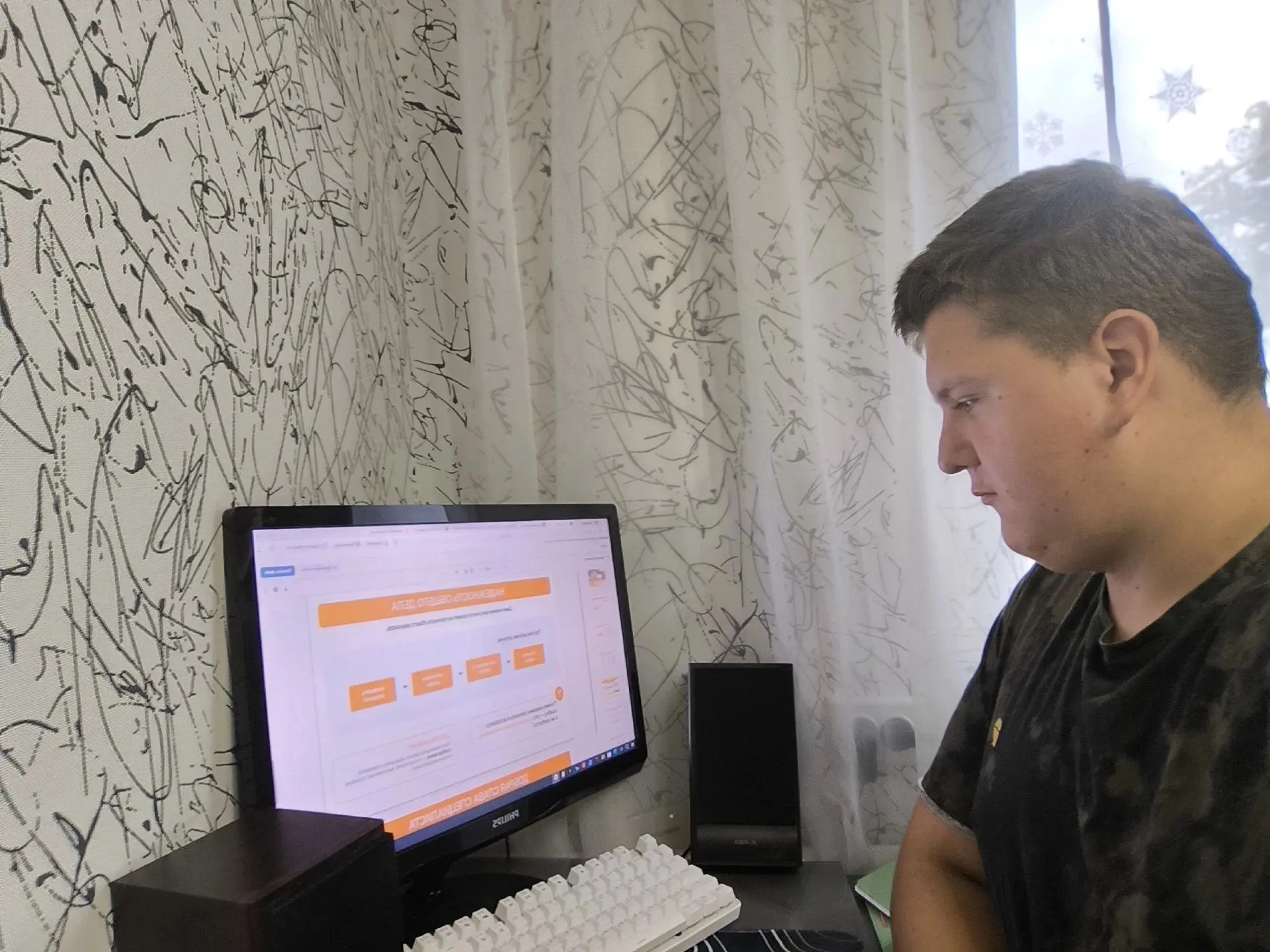7 сентября, несмотря на временное дистанционное обучение, в Антрацитовской средней школ...