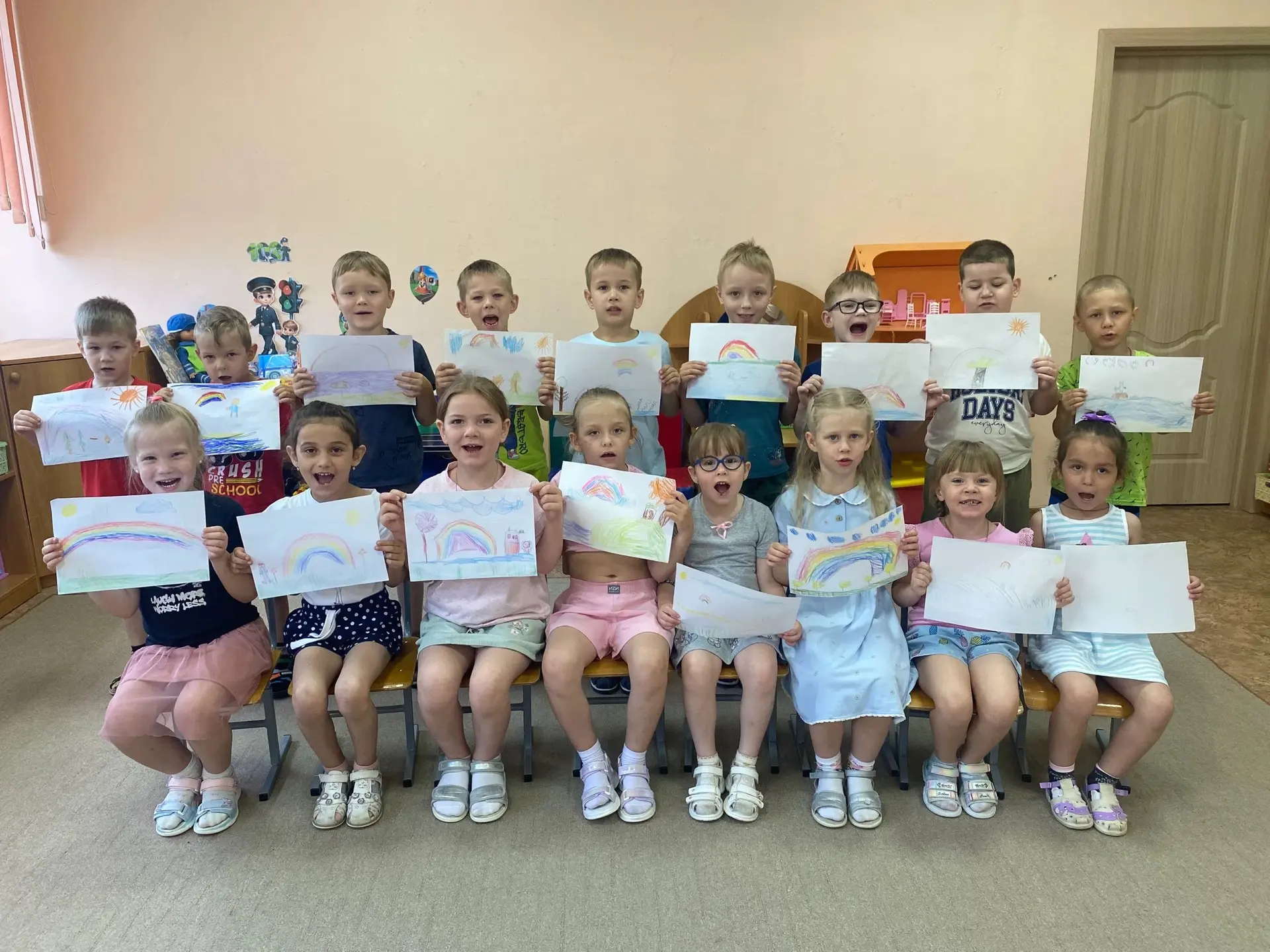 🌈 День радуги в нашем детском саду!

Сегодня, 17 июня, в нашем саду было особенно ярко и весело — м