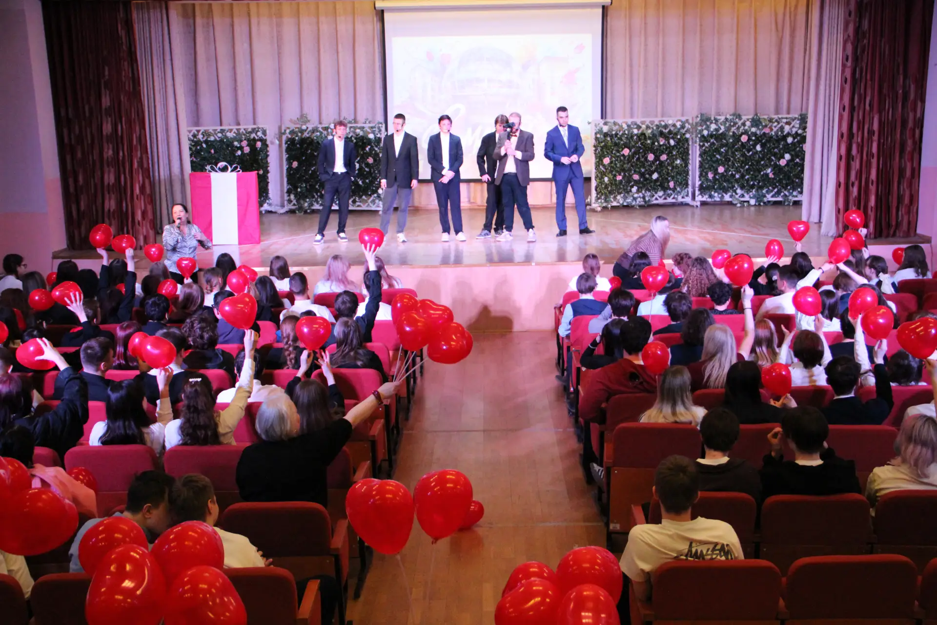 ❤️С 8 МАРТА, ДОРОГИЕ❤️  💐 В преддверии 8 Марта в актовом зале Школы прошло три праздничных выступлен