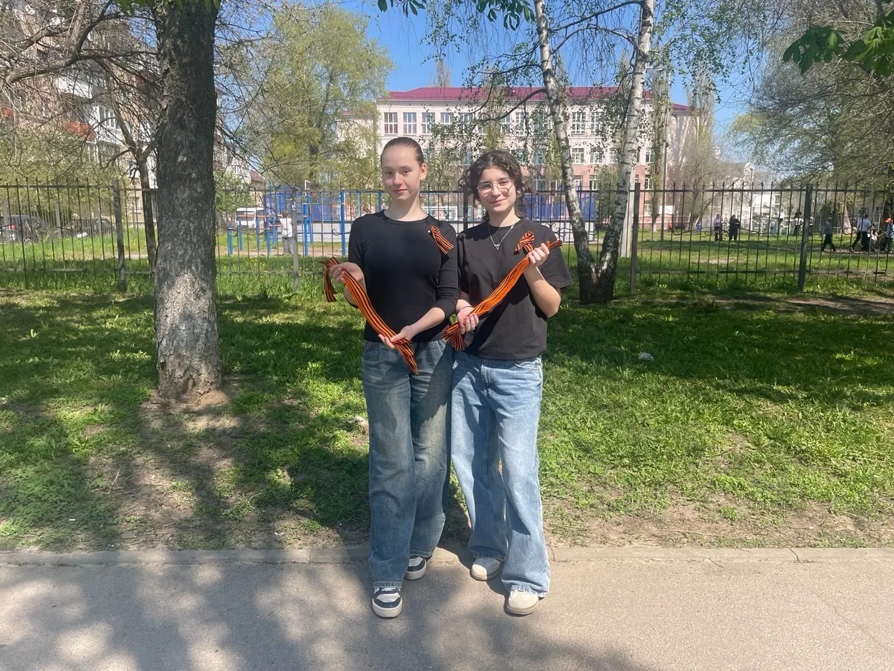 🎖 Символ памяти и единства: наши обучающиеся поздравили горожан с наступающим Днём Поб...