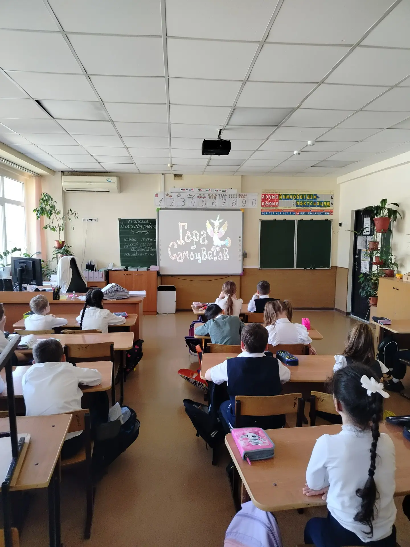 🍿 В нашей школе есть добрая традиция — еженедельные кинопоказы в началке «Мульткласс». 🎬  В этом год