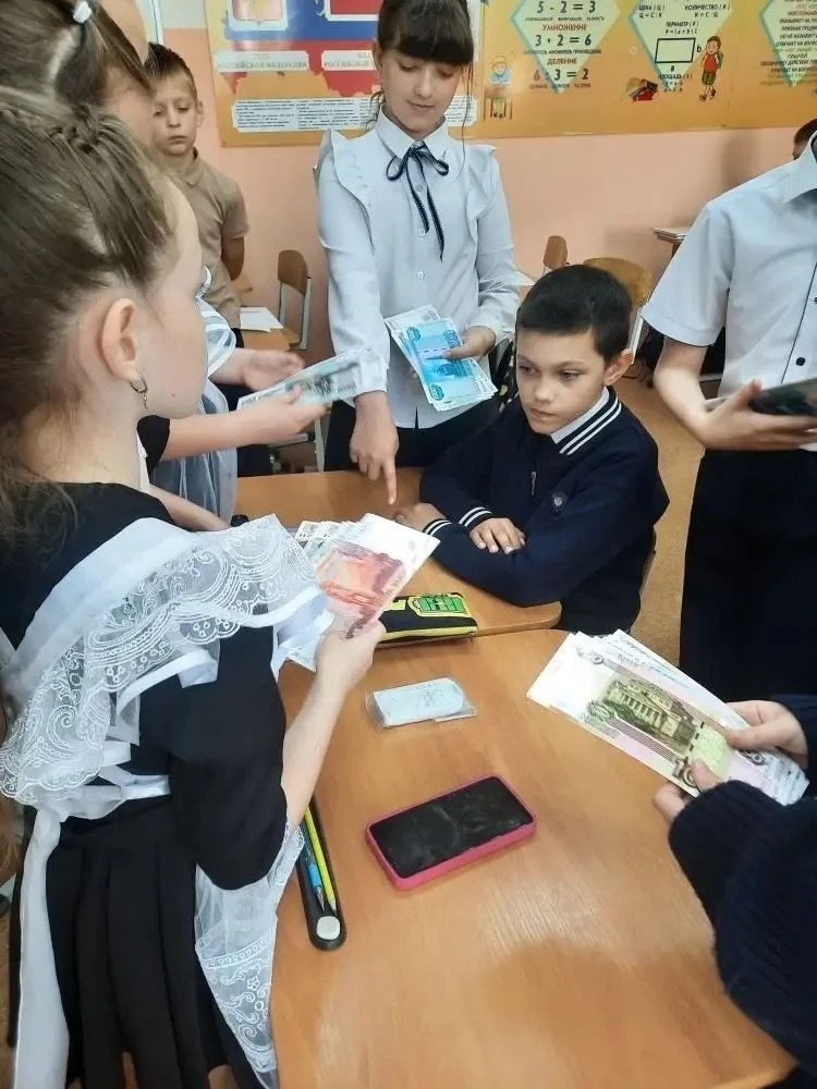 20.05.26 в 3 «А» классе была проведена игра «Магазин мечты» . Цель — научиться сравнивать цены и дел
