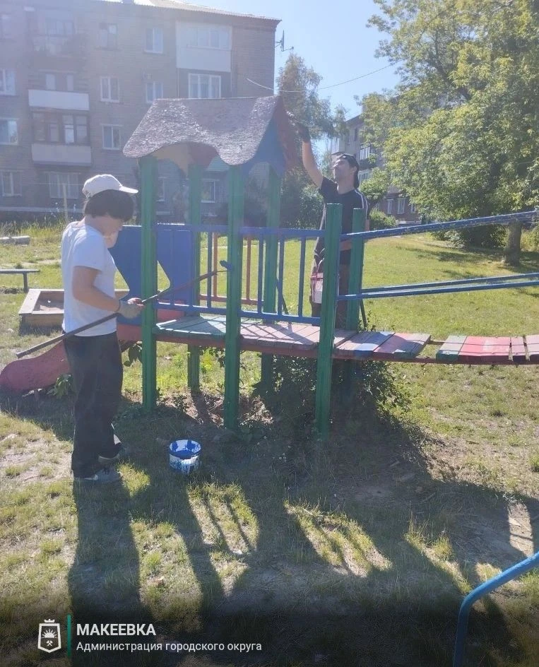 В Макеевке приводят в порядок игровые зоны 

Работники предприятия «Перспектива» продолжают следить 