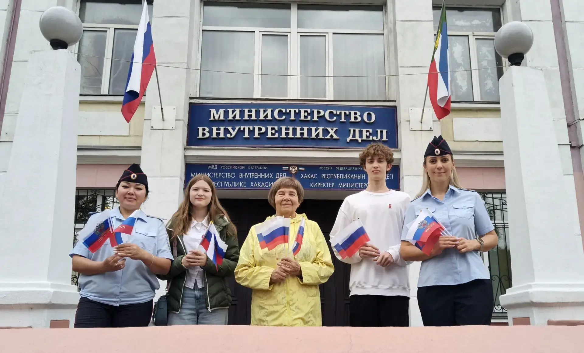 🇷🇺Полицейские Хакасии поздравили жителей и гостей республики с Днём Государственного ...