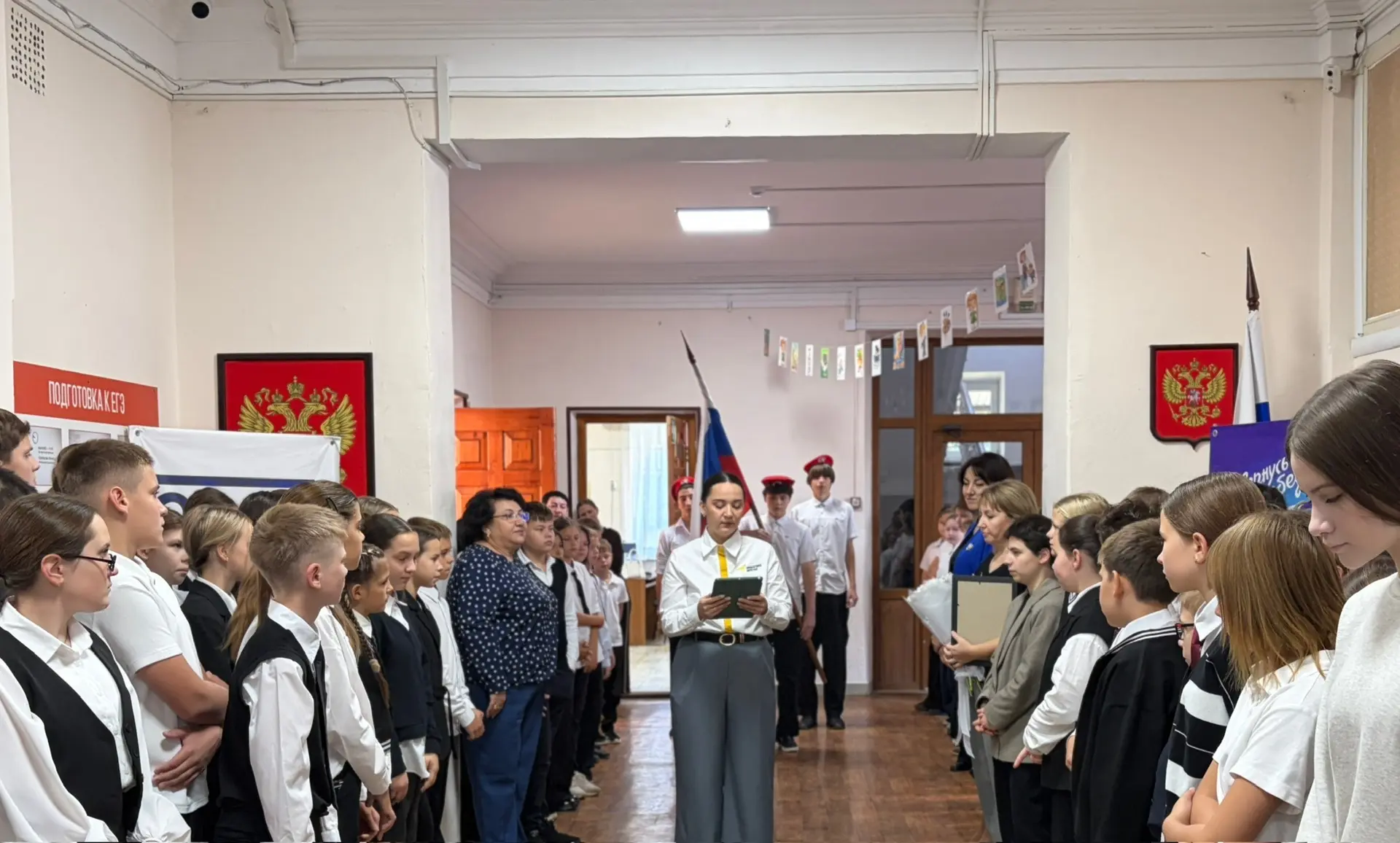 Сегодняшняя школьная линейка объединила важные даты октября и ценности, которые особенн...