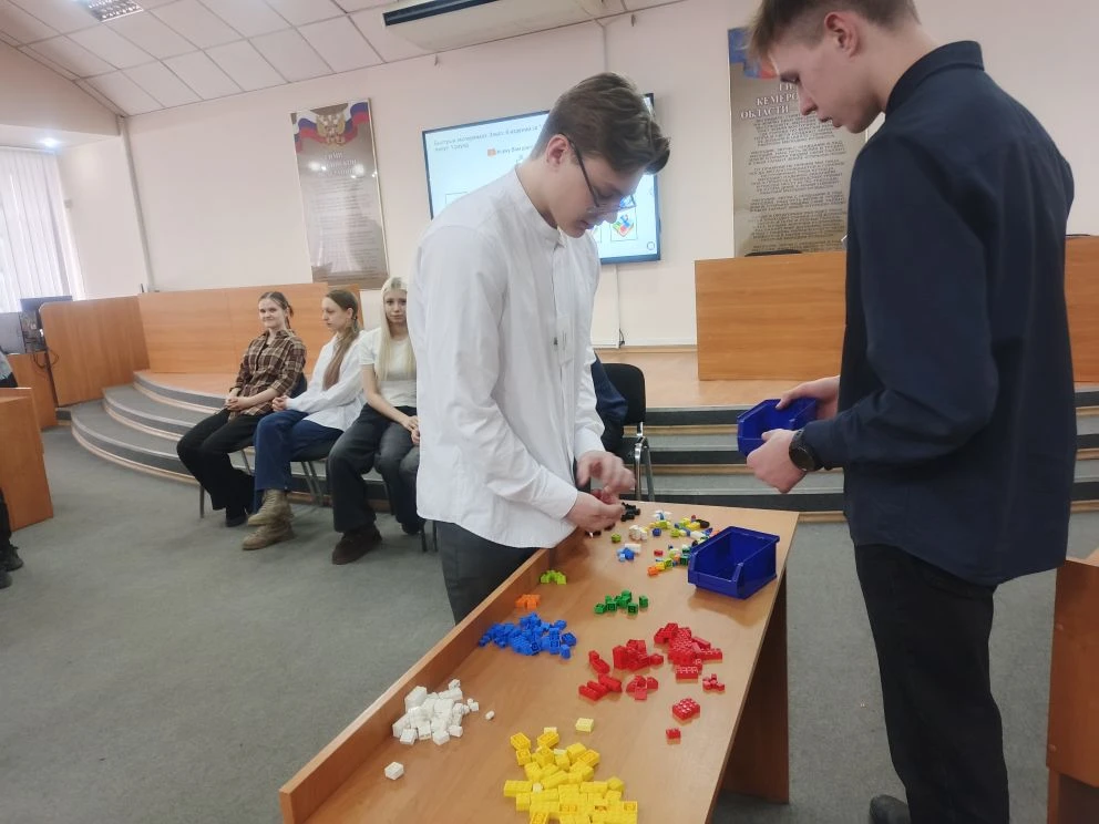 Когда инженеры играют в Лего, получается бизнес 😎🧱  Думаете, в 10Б только физику изучают? Как бы не 