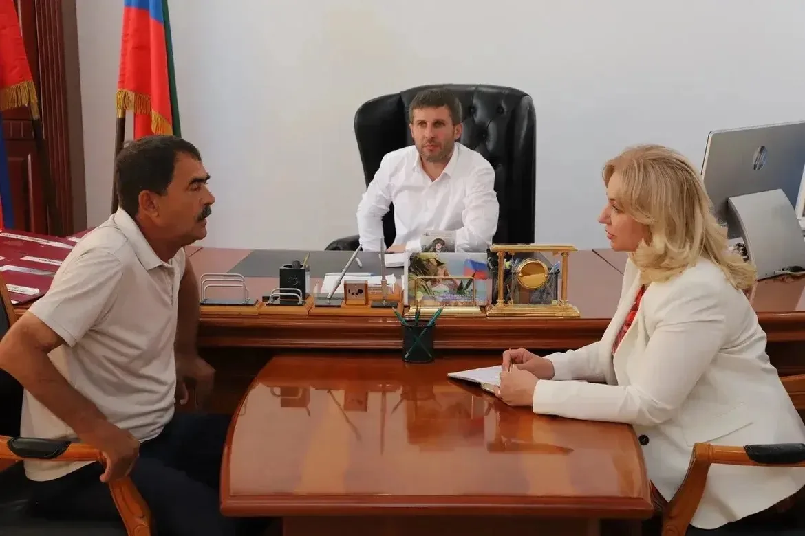 В ходе визита в Тарумовский район провела прием граждан. Обращения касались укрепления инфраструктур