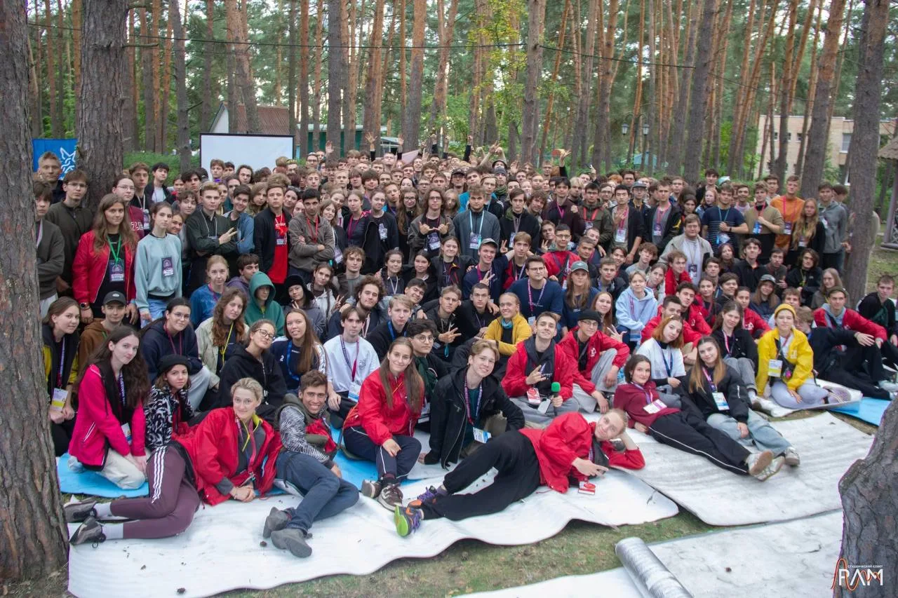 🏕 Ещё вчера мы знакомились с первокурсниками на факультетском дне Школы Молодого Баума...