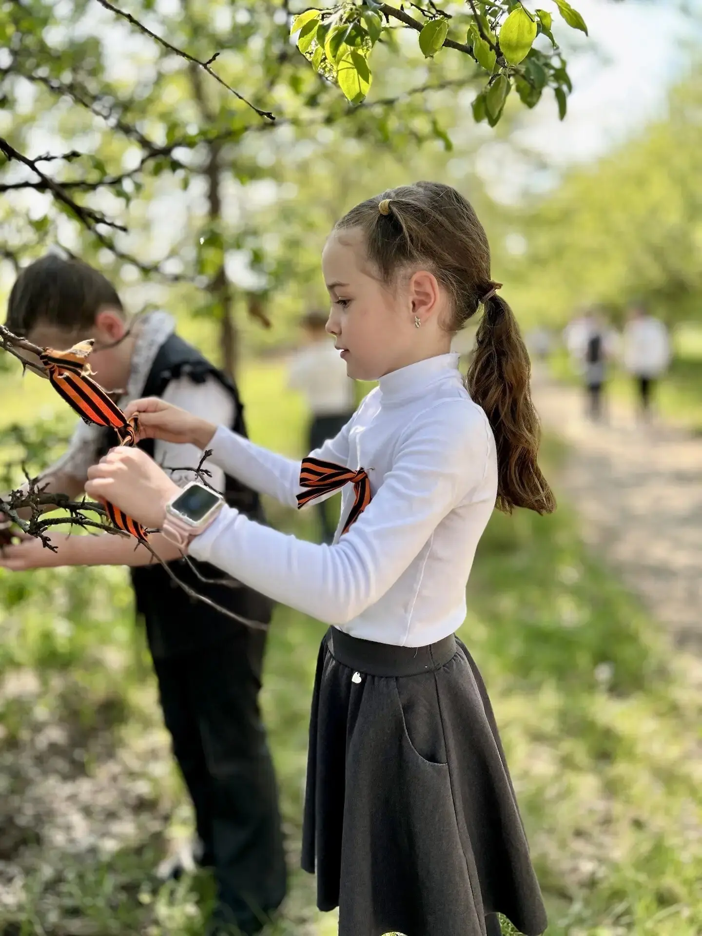 🌳  Георгиевская ленточка на Яблоневой аллее  ✅Каждый год в канун Дня Великой Победы Яблоневая аллея 