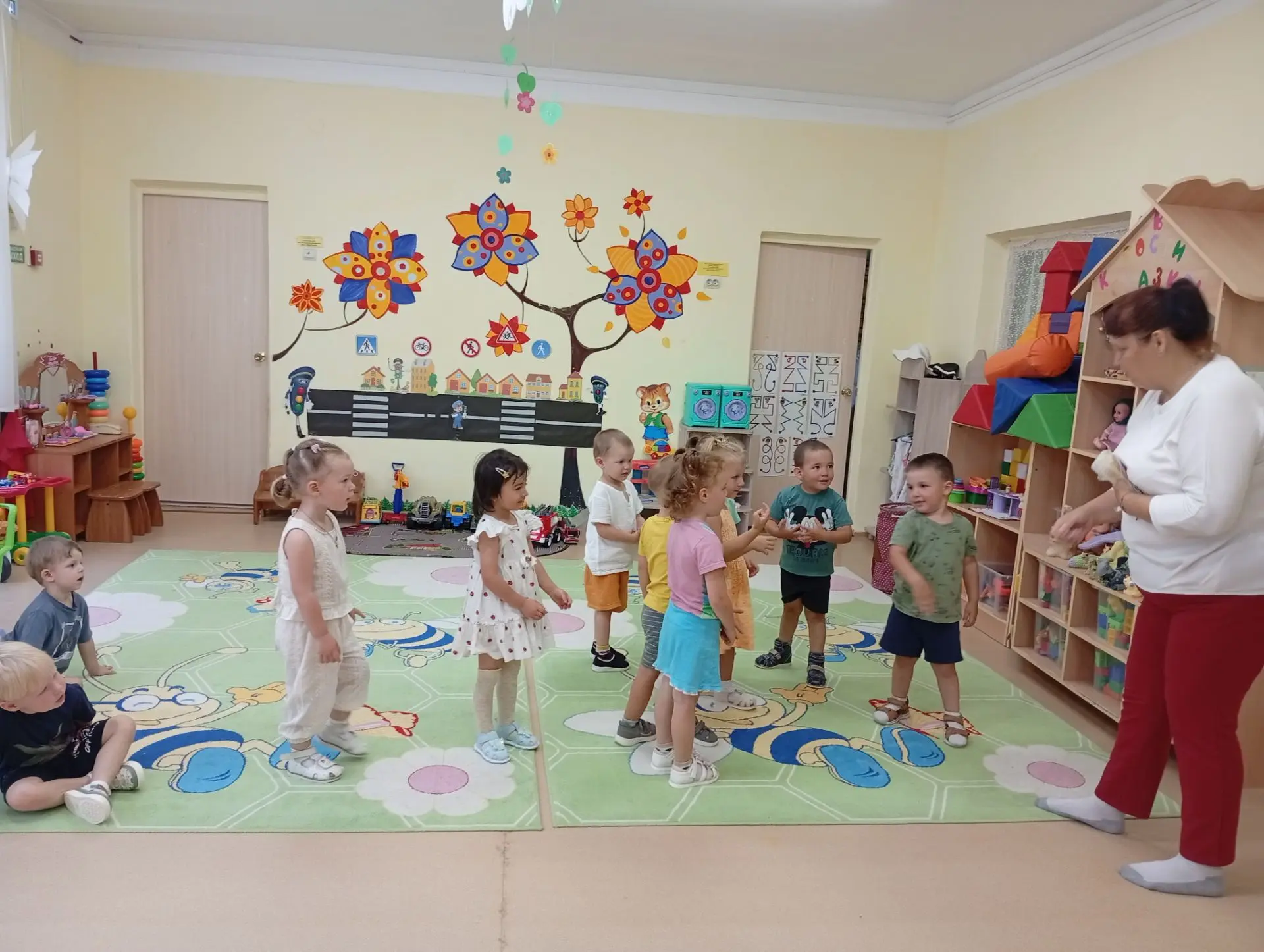 Сегодня во 2 младшей группе "Медвежата"состоялся праздник
 "День летних затей".
К нам приходила  биб