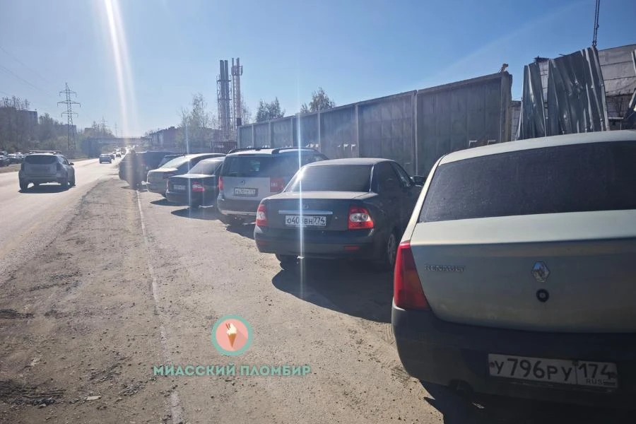 Подписчик сообщает, что в районе КПД на объездной дороге водители стали парковать машин...