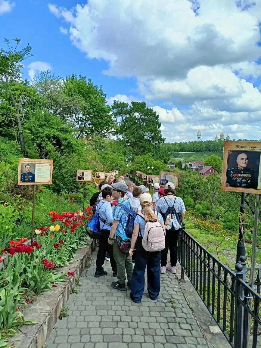 🌱3 ж класс ( классный руководитель-Лебедева Е.К.) посетил Патриаршие сады.  В рамках программы "Живы