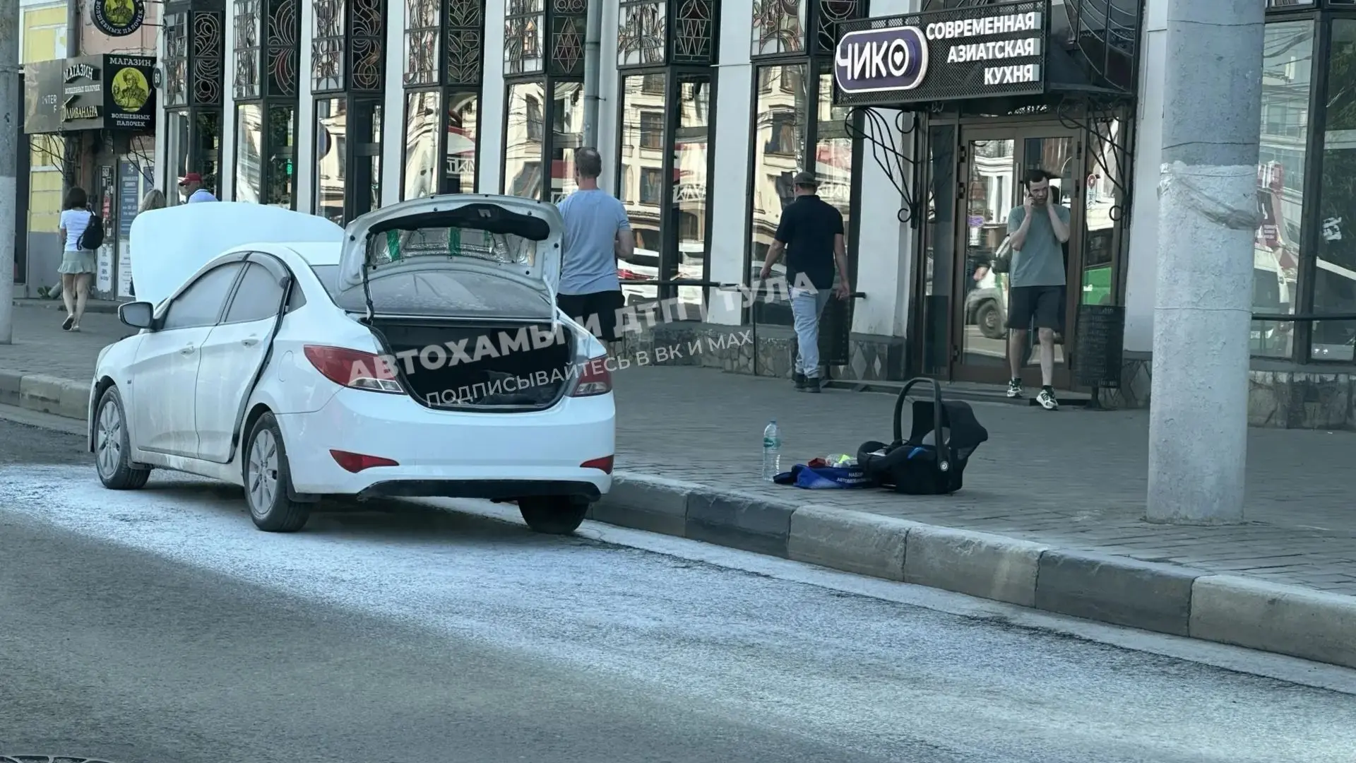 🔥🚒Hyundai загорелся на ул. Советской, перед поворотом на проспект Ленина. Благодаря помощи очевидцев