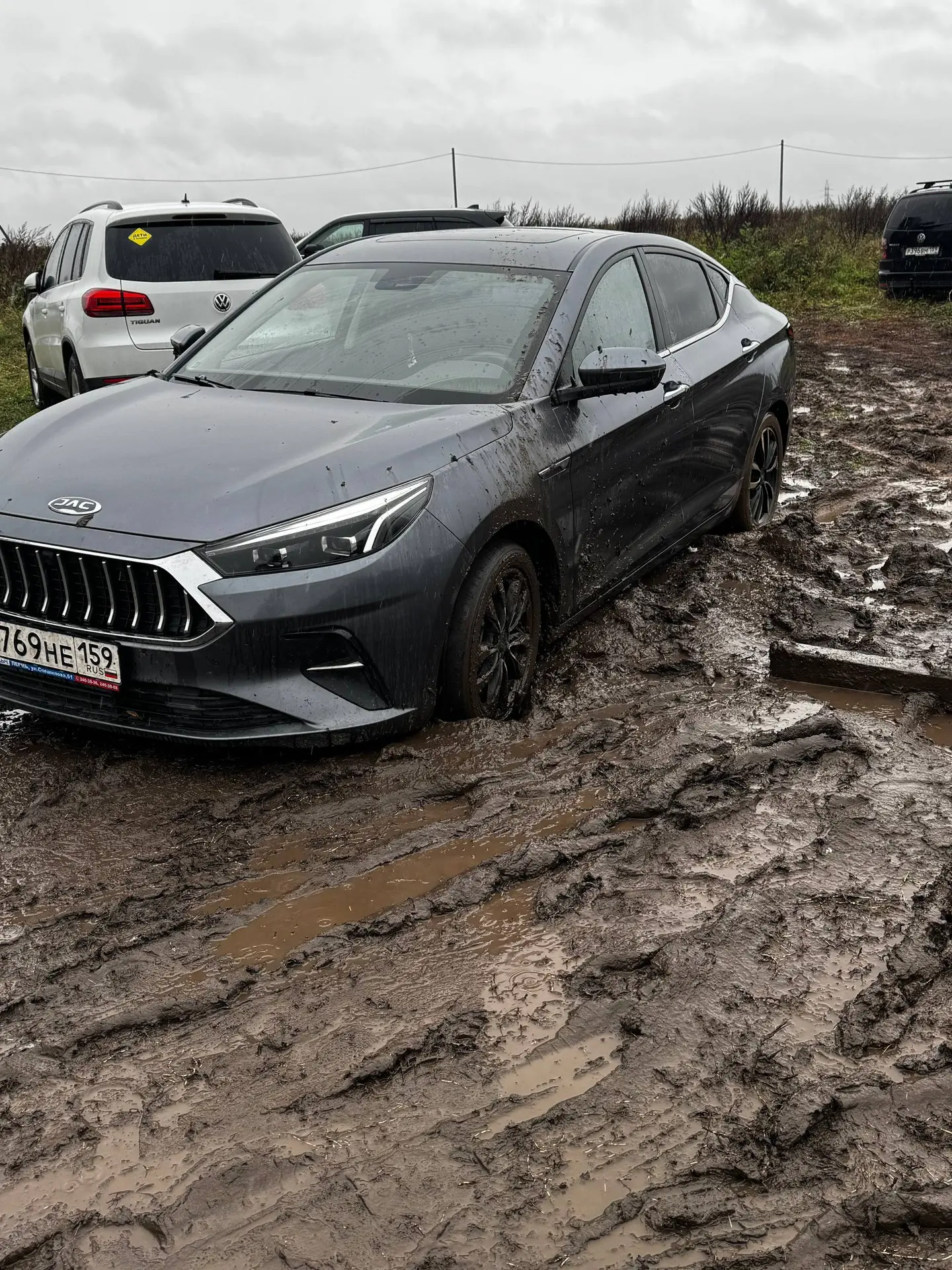 Даня уехал на тренировку в 10, я с девочками дома, сделала Тасе завтрак, сушу волосы и ...