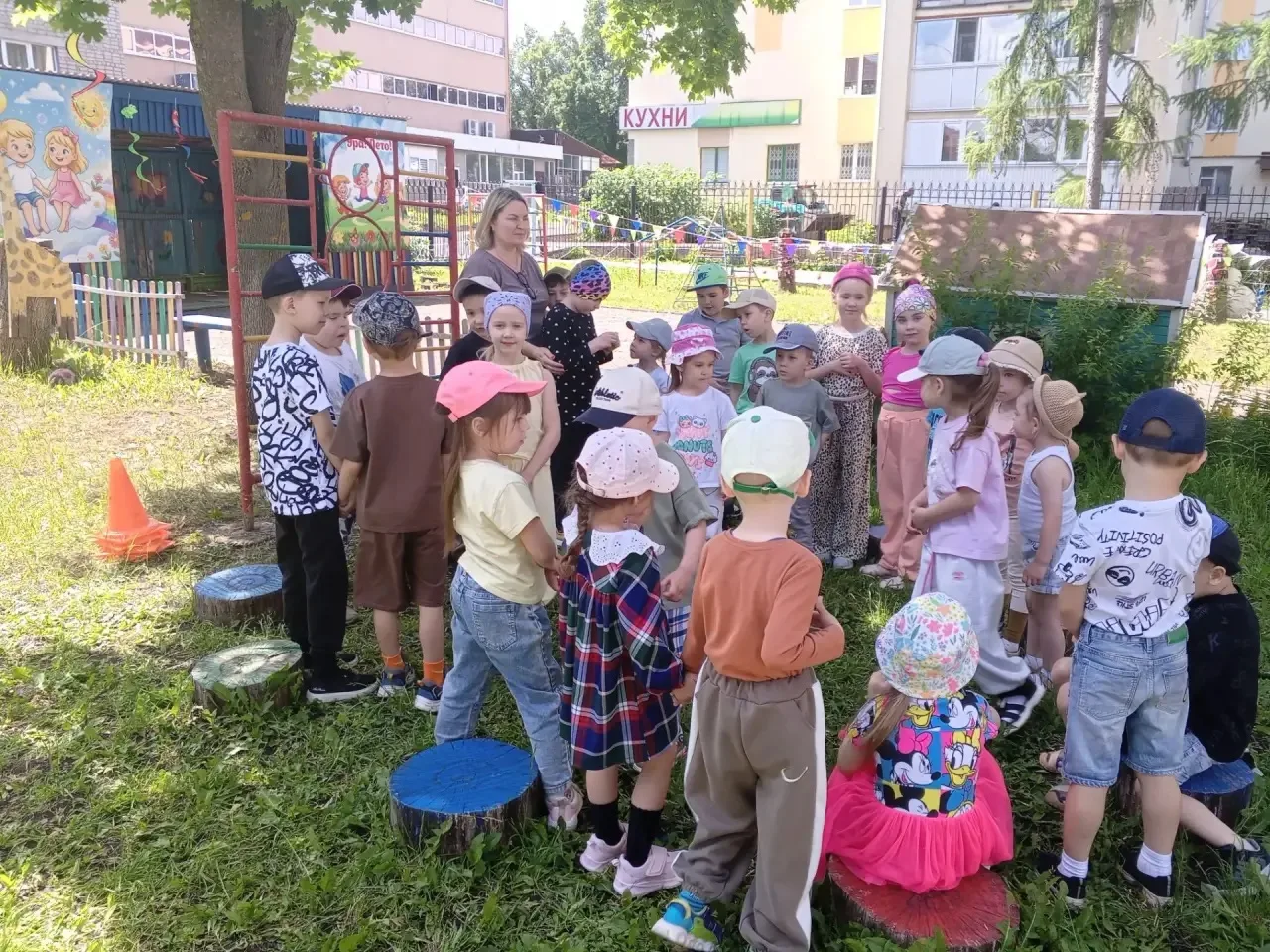 Лето – чудная пора!
Любит лето детвора
Мы гуляем целый день,
Нам гулять совсем не лень.
 Сегодня реб