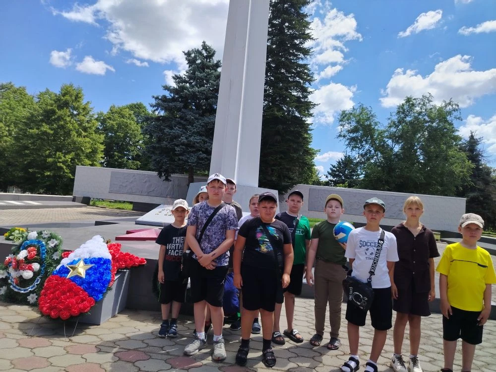 22 июня — День памяти и скорби

Сегодня, 22 июня, — особая дата в истории нашей страны. В этот день 
