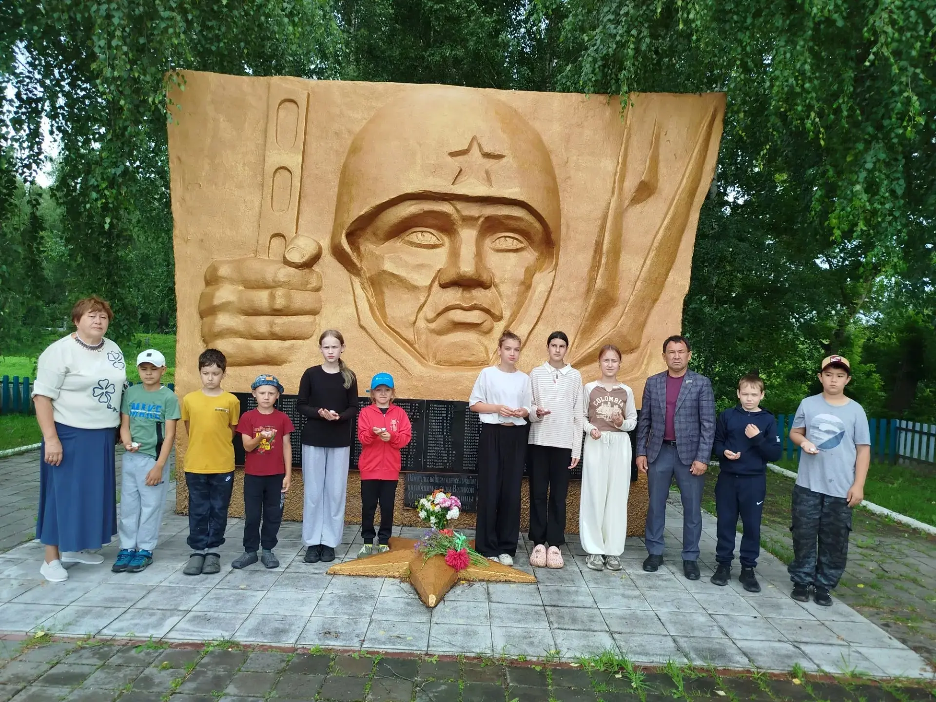 18 день школьного лагеря прошёл в рамках Дня памяти и скорби. Ребята приняли участие в ...