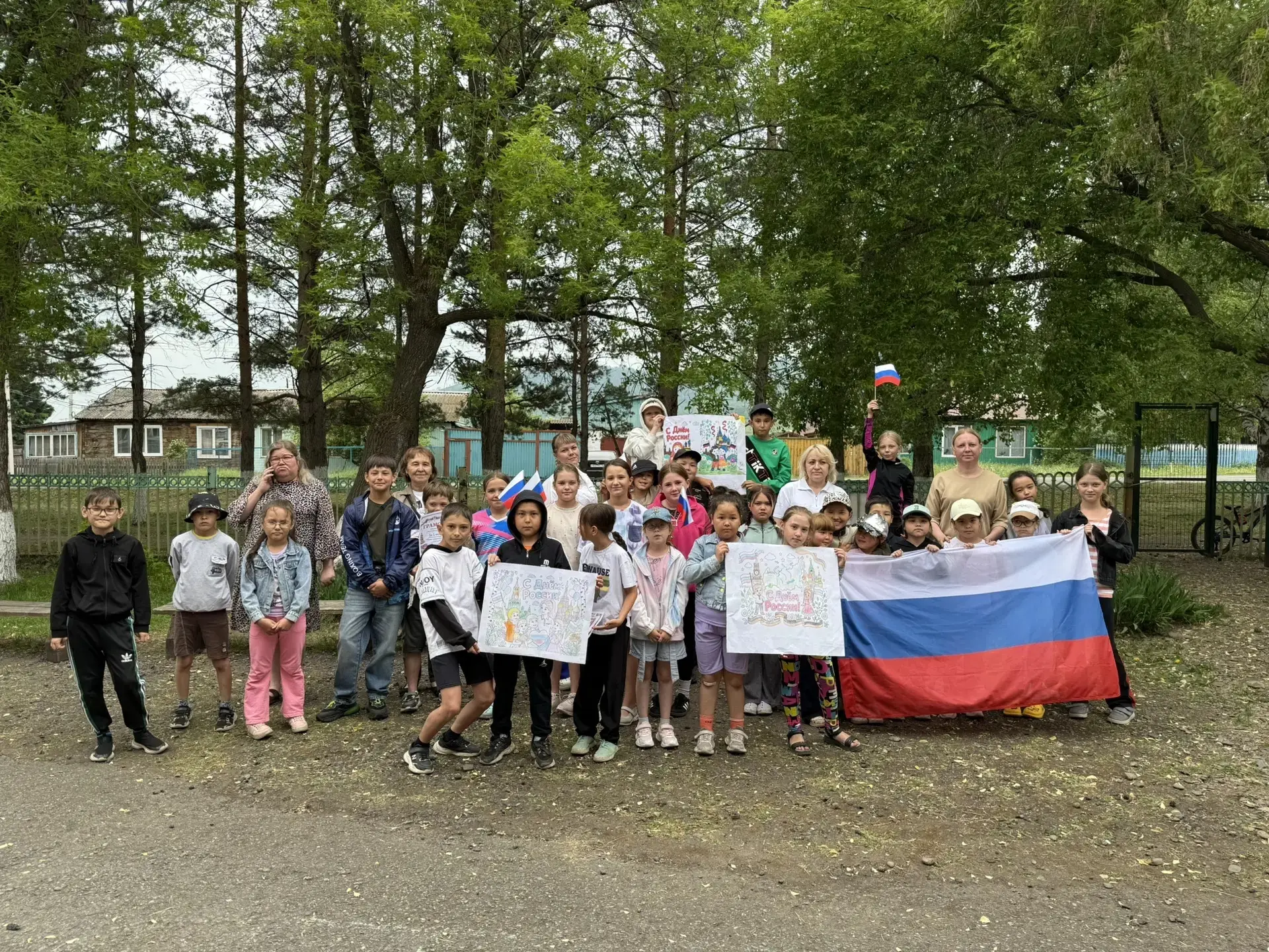 Сегодня, в честь Дня России, в нашем лагере прошёл увлекательный интерактивный квест «Россия начинае