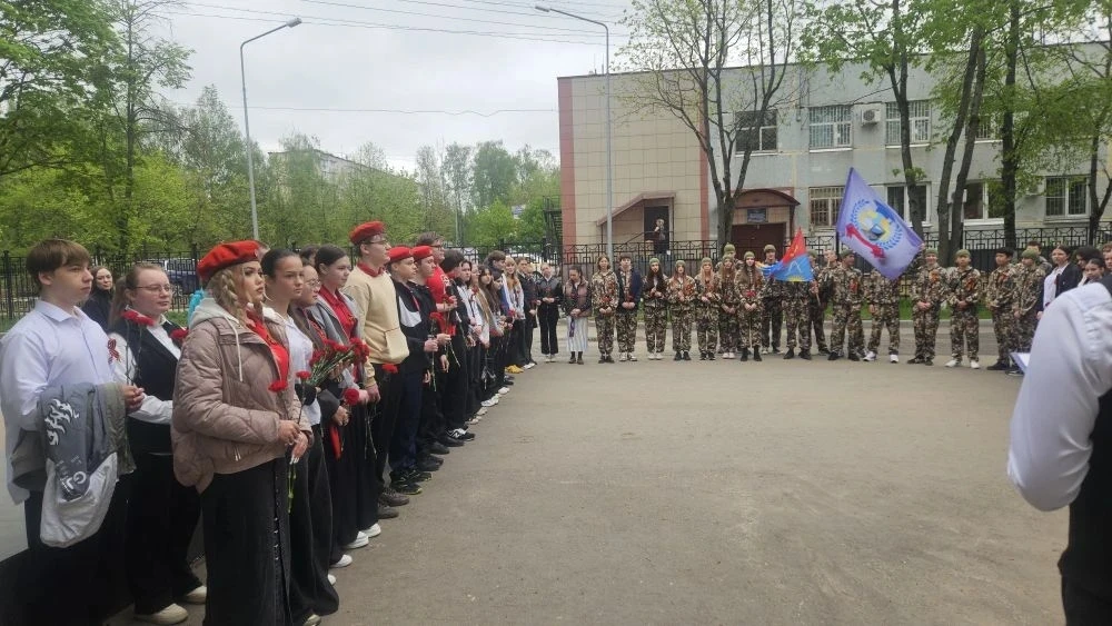 "Бессмертный полк" Это замечательная и важная традиция. Участие школьников в «Бессмертном полку» пом