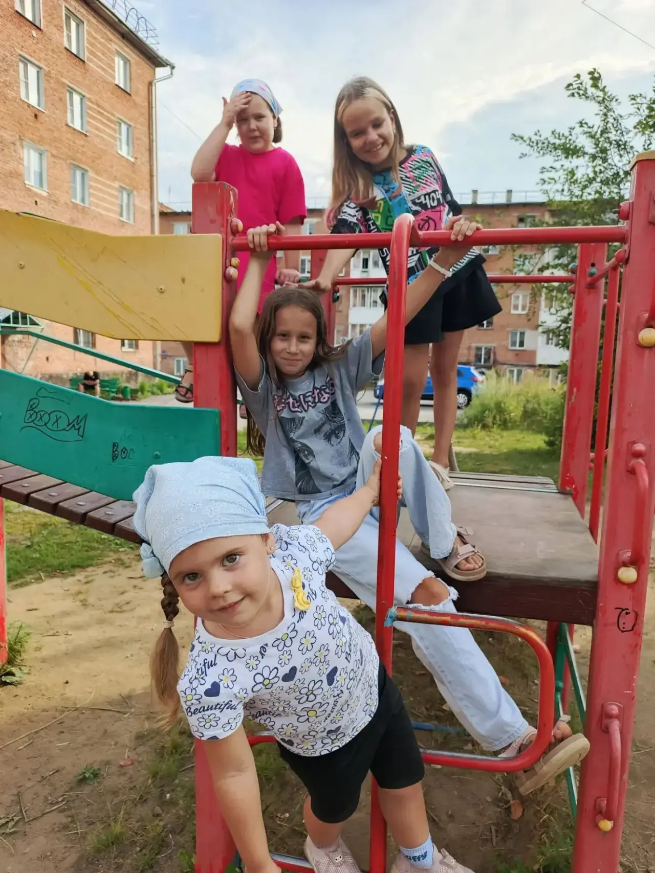 Наши педагоги продолжают дарить радость детям в рамках проекта «Выходи во двор, поиграем!» 

☀️ Вчер