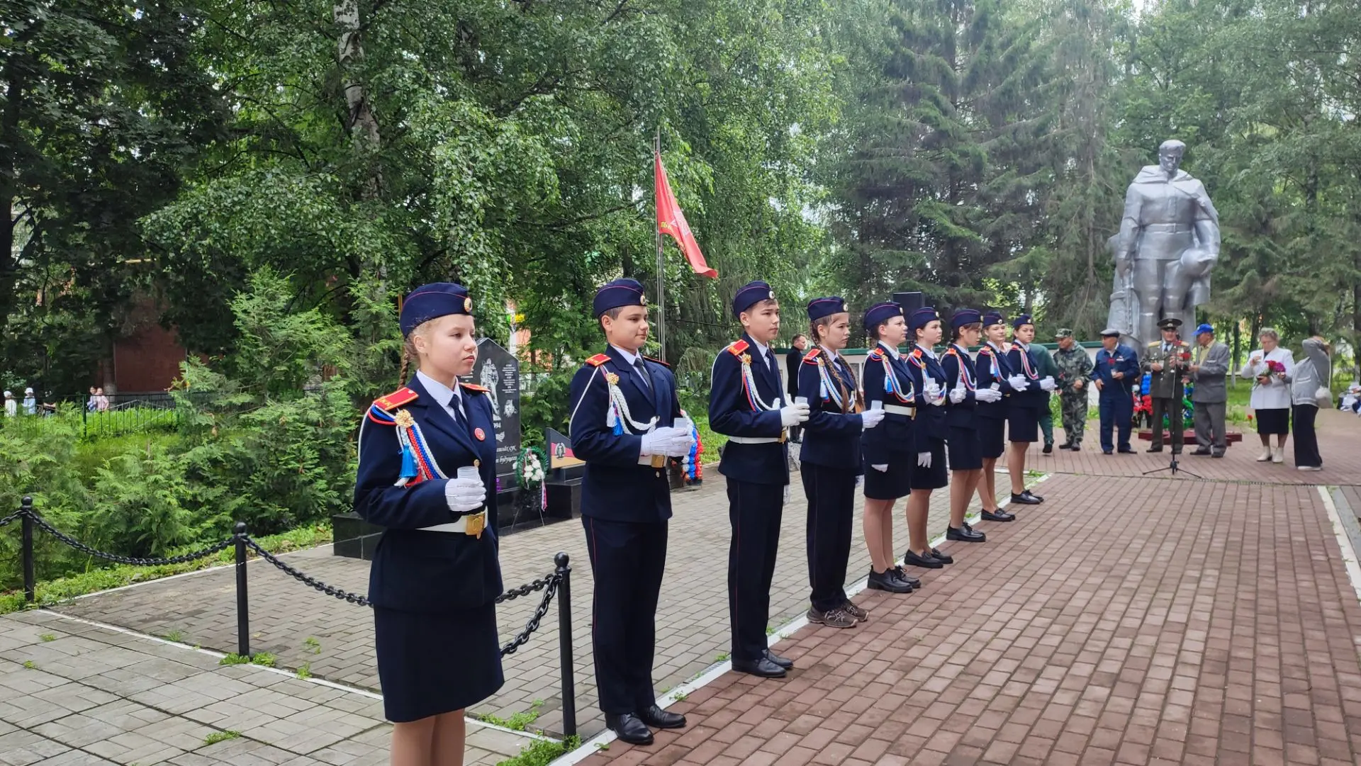 Кадеты Цивильской СОШ №2 приняли участие во Всероссийской акции "Свеча памяти"

В День памяти и скор