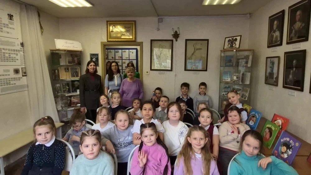 Учащиеся 1И класса отправились в библиотеку на мероприятие — «Народы России». Встреча была посвящена