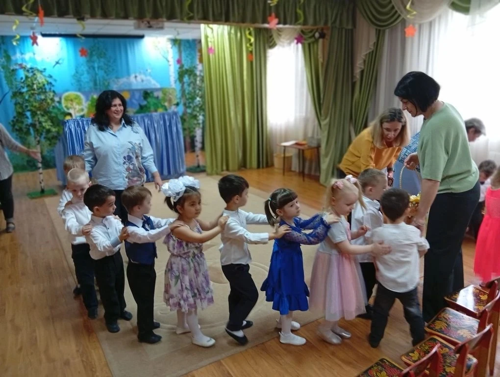 Малыши логопедических групп № 3 и 5 ( д/ с №28) вместе с воспитателями и музыкальным руководителем А