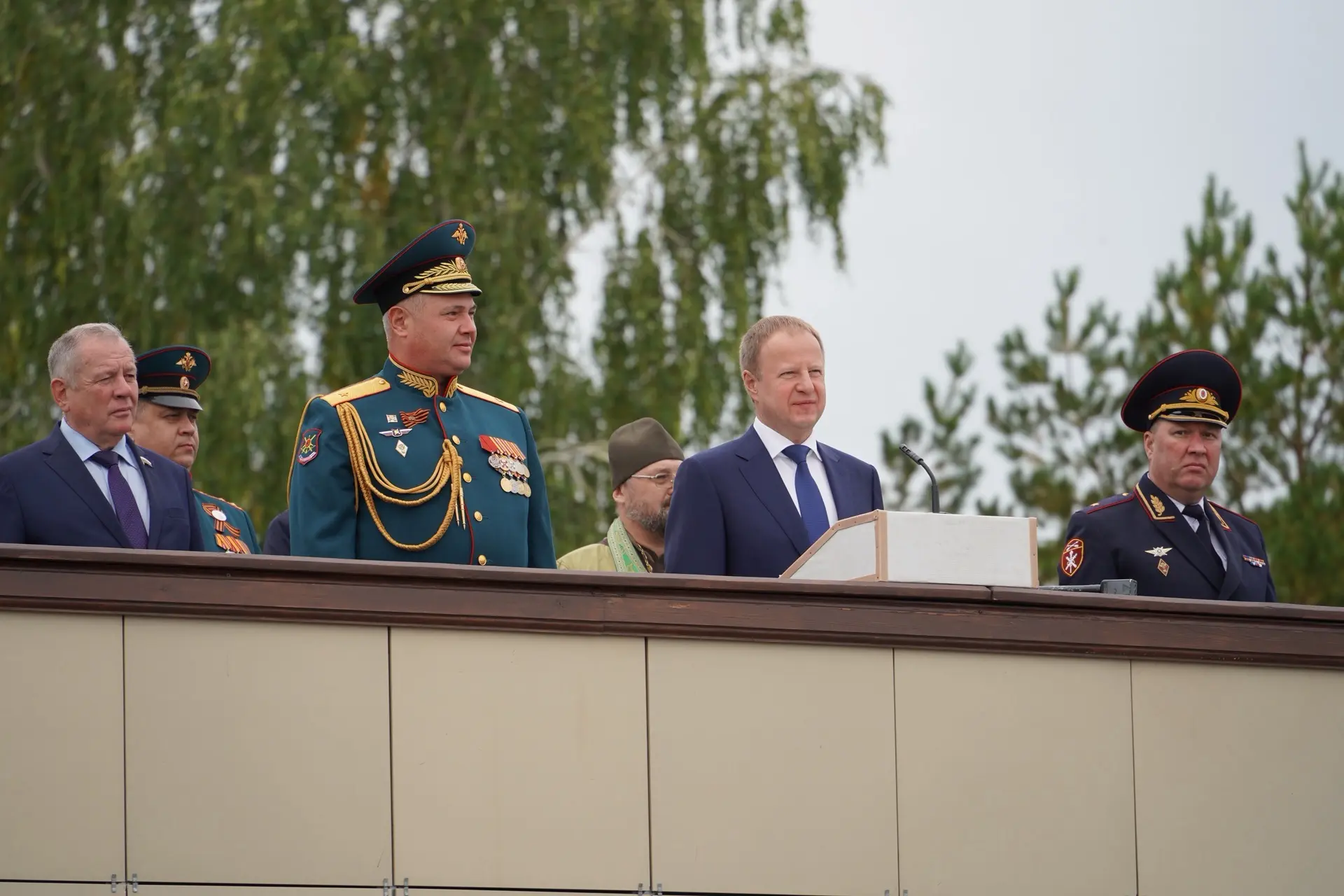 Выпускники лучших военных учебных заведений приведены к боевым знамёнам и стали частью ...