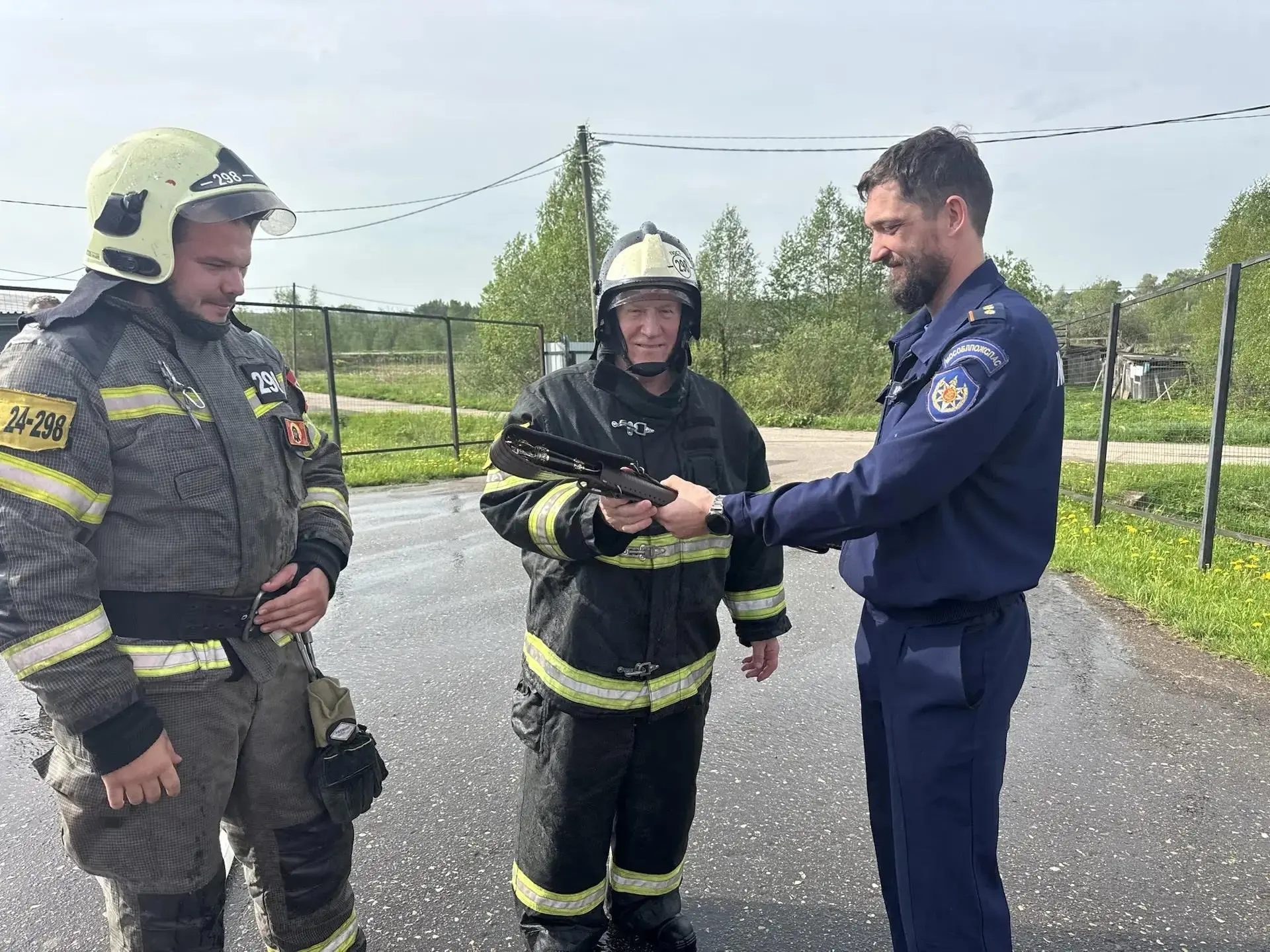 💧 С водяным салютом и сиренами: в Шаховской проводили на пенсию водителя пожарной техники 🚒  📍 В окр