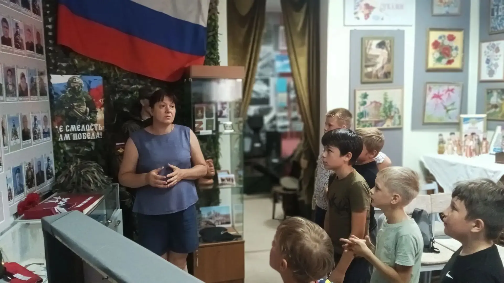 🌟 Сегодня учащиеся МБОУ СОШ №12 посетили Краеведческий музей станицы Кавказской! 🏛️ 

👨‍🏫 Работн