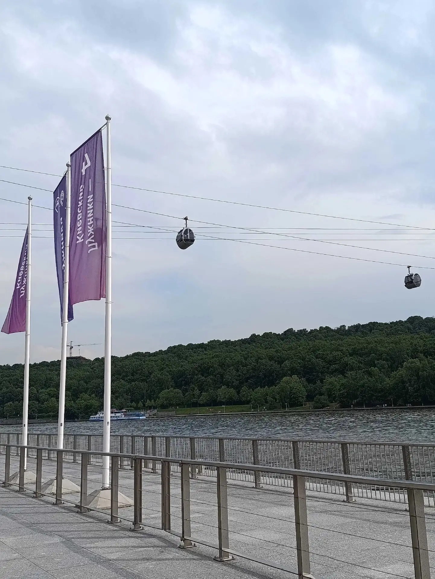 Прогулка по набережной в Лужниках ⛴️ Теперь сюда ещё проще добраться после того, как сд...