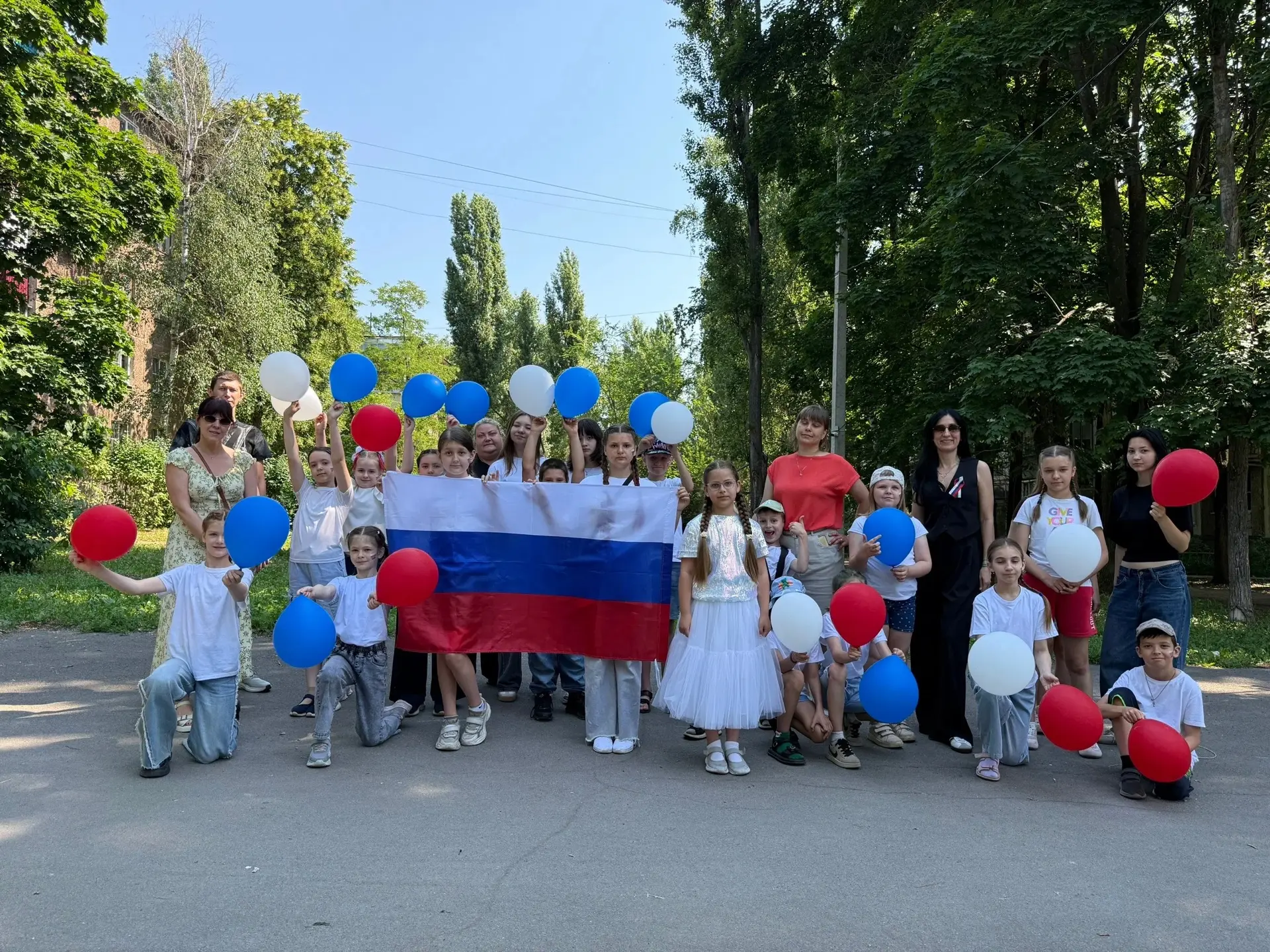 Сегодняшний день в лагере прошёл ярко, активно и по-настоящему празднично! ☀️🇷🇺 Утро началось с бо