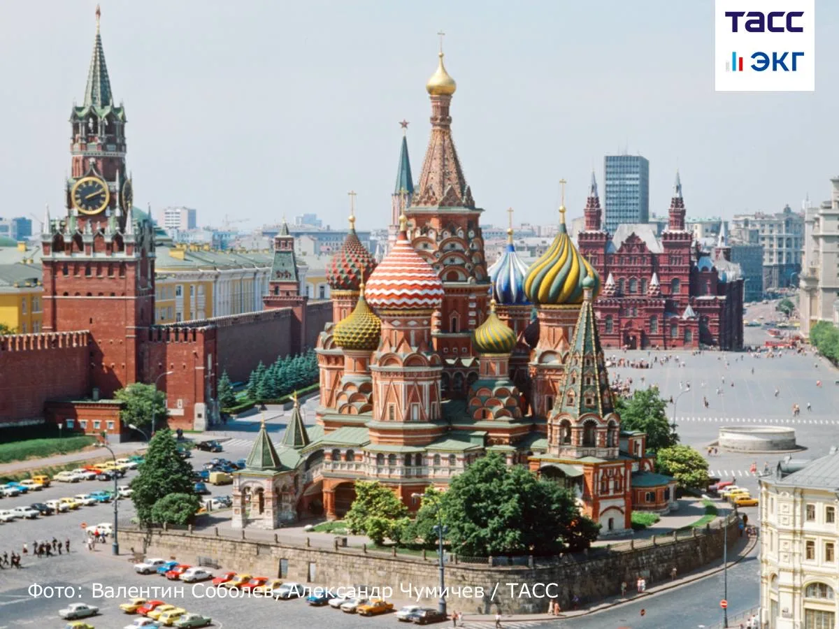 #ТАСС_ЭКГ_Архив 

Москва, 1984 год.

Спасская башня Кремля и Собор Покрова Пресвятой Богородицы на К