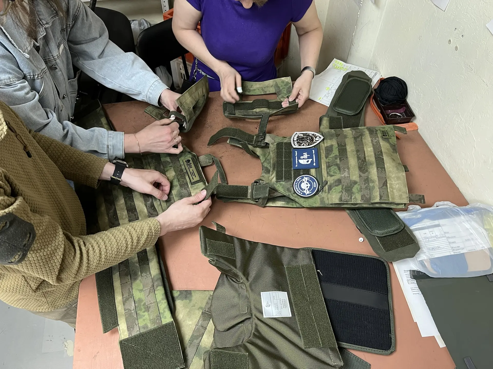 Сегодня заехали на примерку бронекомплекта, осталось лишь немного подшить, и всё будет готово.  К со