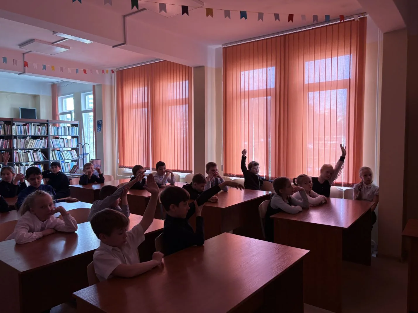 ✨ Волшебное путешествие в мир сказок Андерсена! ✨   16 апреля в 2 «В» классе прошло увлекательное за
