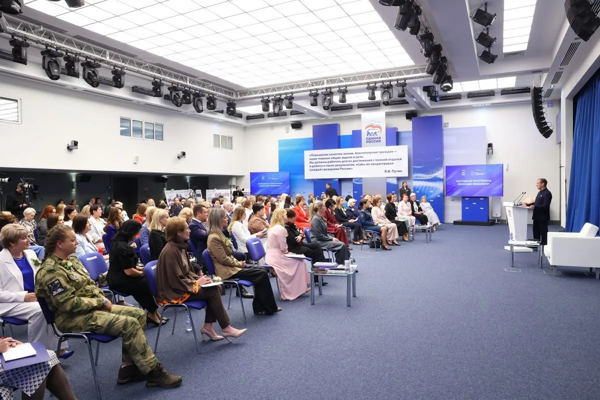 💐 Председатель Единой России Дмитрий Медведев встретился с активистками Женского движе...