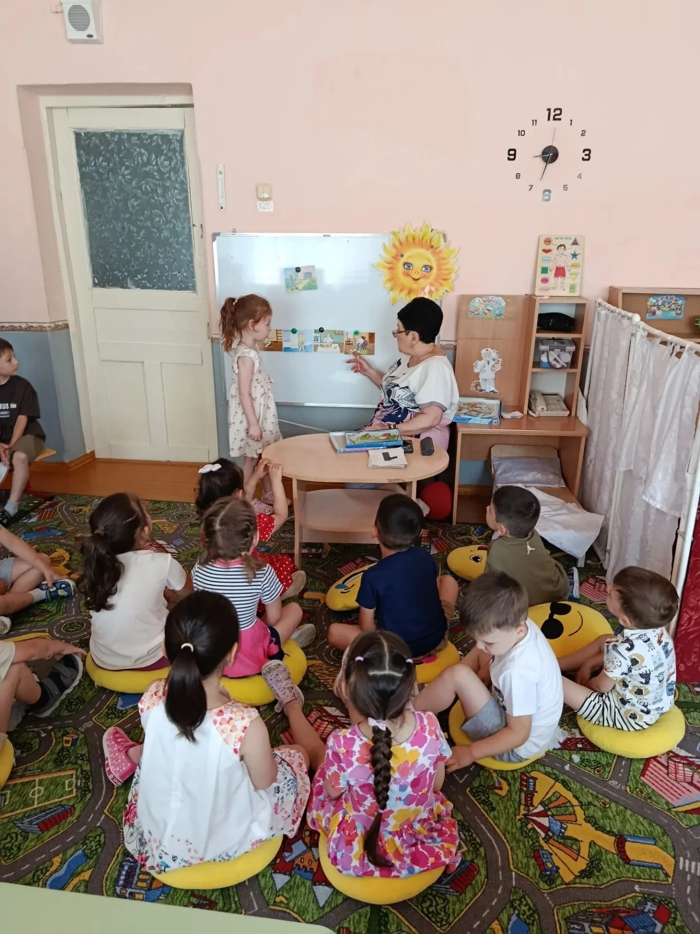 В летний период воспитатель второй младшей группы Голова Т.Д.  ежедневно проводит утренний круг - эт