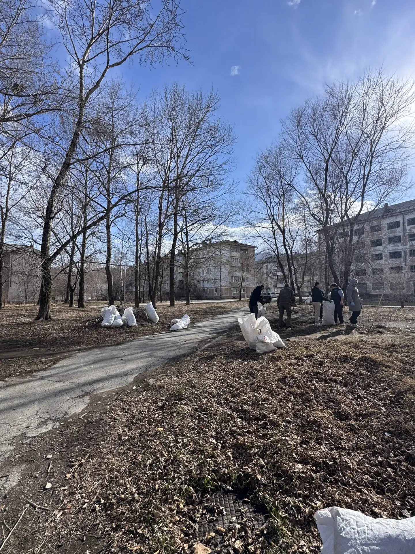 Субботники продолжаются  Вчера к уборке территории города присоединились студенты и коллектив Дальне